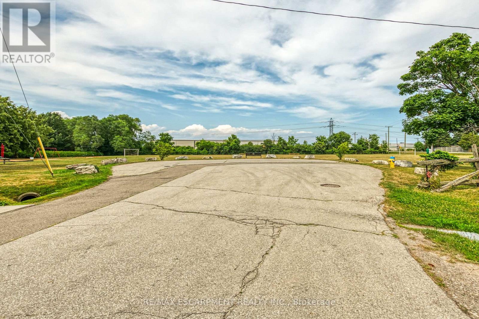 Photo 2 of 46 Oriole Crescent, Grimsby ON