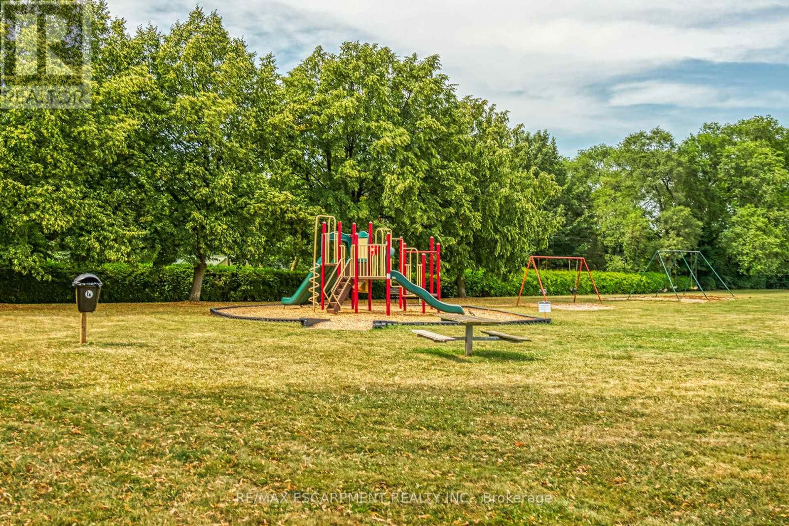 Photo 37 of 46 Oriole Crescent, Grimsby ON