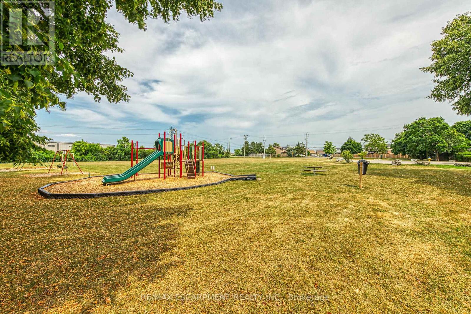 Photo 16 of 46 Oriole Crescent, Grimsby ON