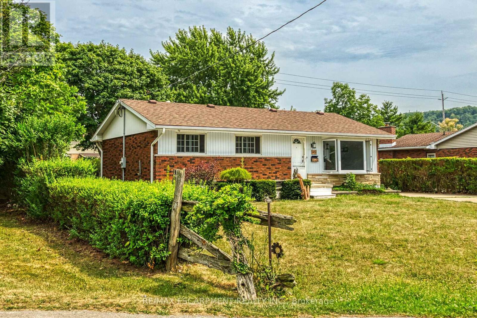 Photo 14 of 46 Oriole Crescent, Grimsby ON