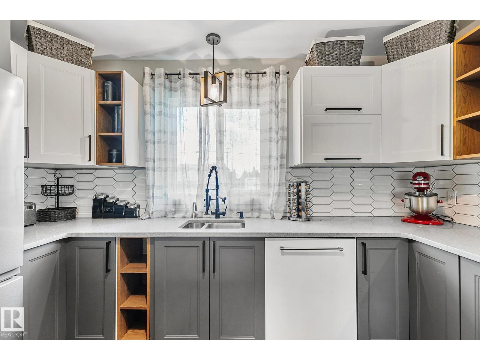 Photo 3 of 7531 76 Av Nw, Edmonton AB