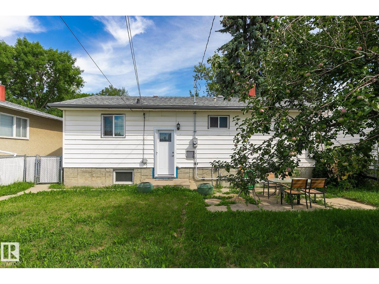 Photo 10 of 7531 76 Av Nw, Edmonton AB