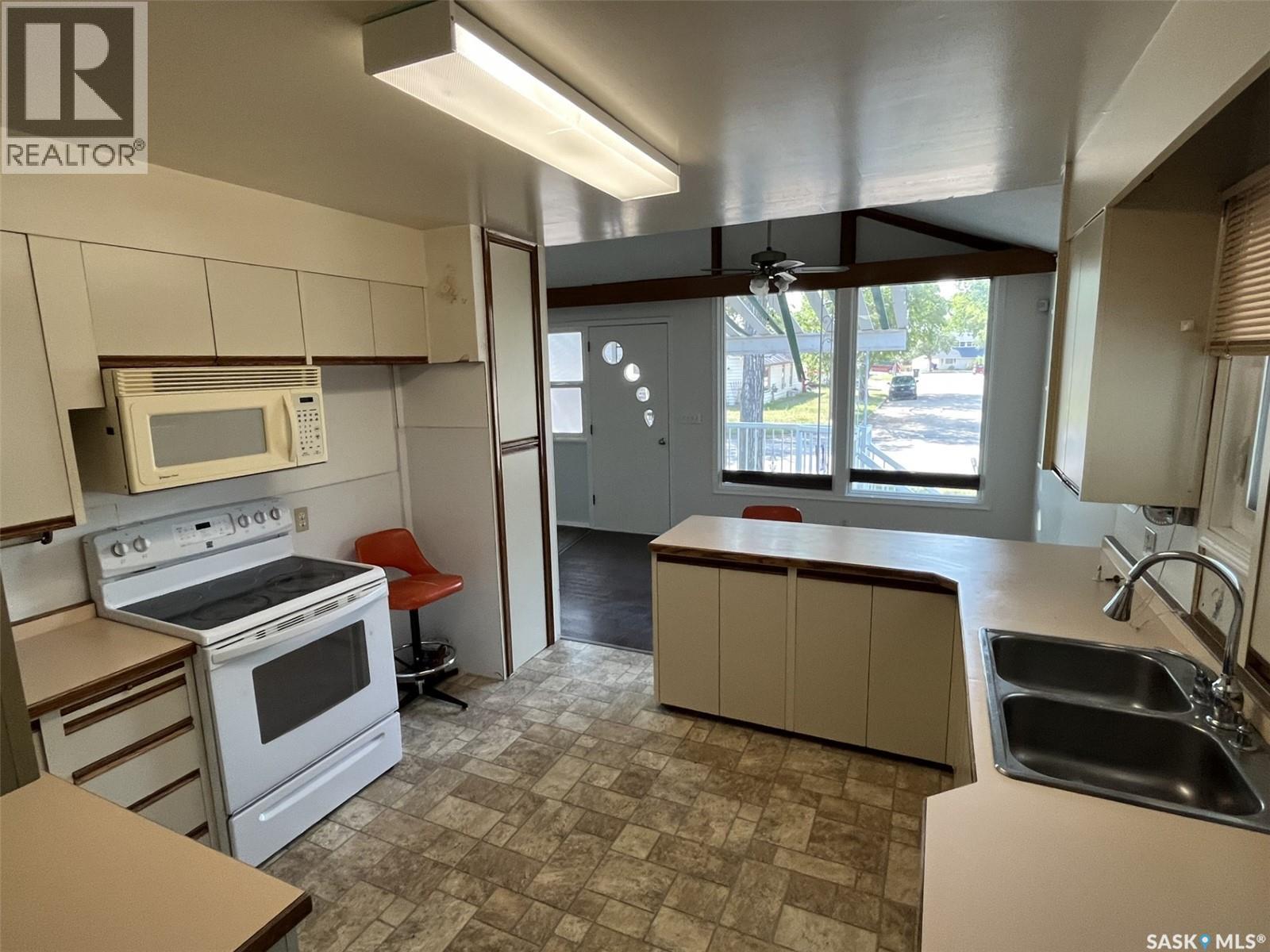 Photo 10 of 301 7th Avenue W, Rosetown SK