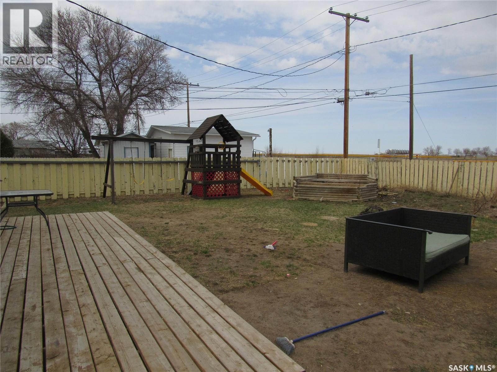 Photo 3 of 301 7th Avenue W, Rosetown SK