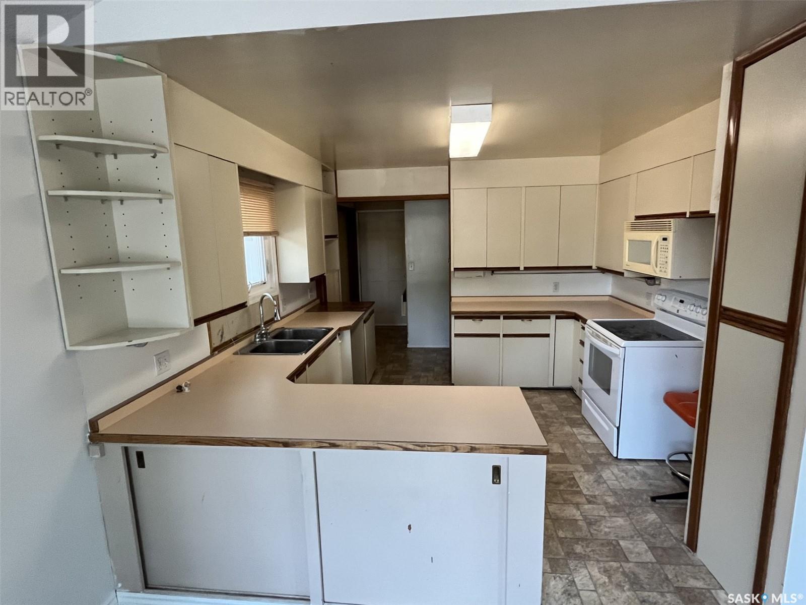 Photo 8 of 301 7th Avenue W, Rosetown SK