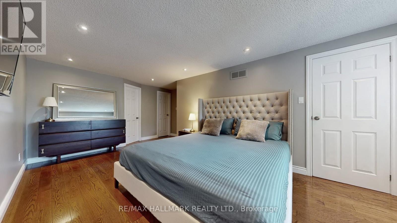 Photo 20 of 37 Hunters Point Drive, Richmond Hill ON