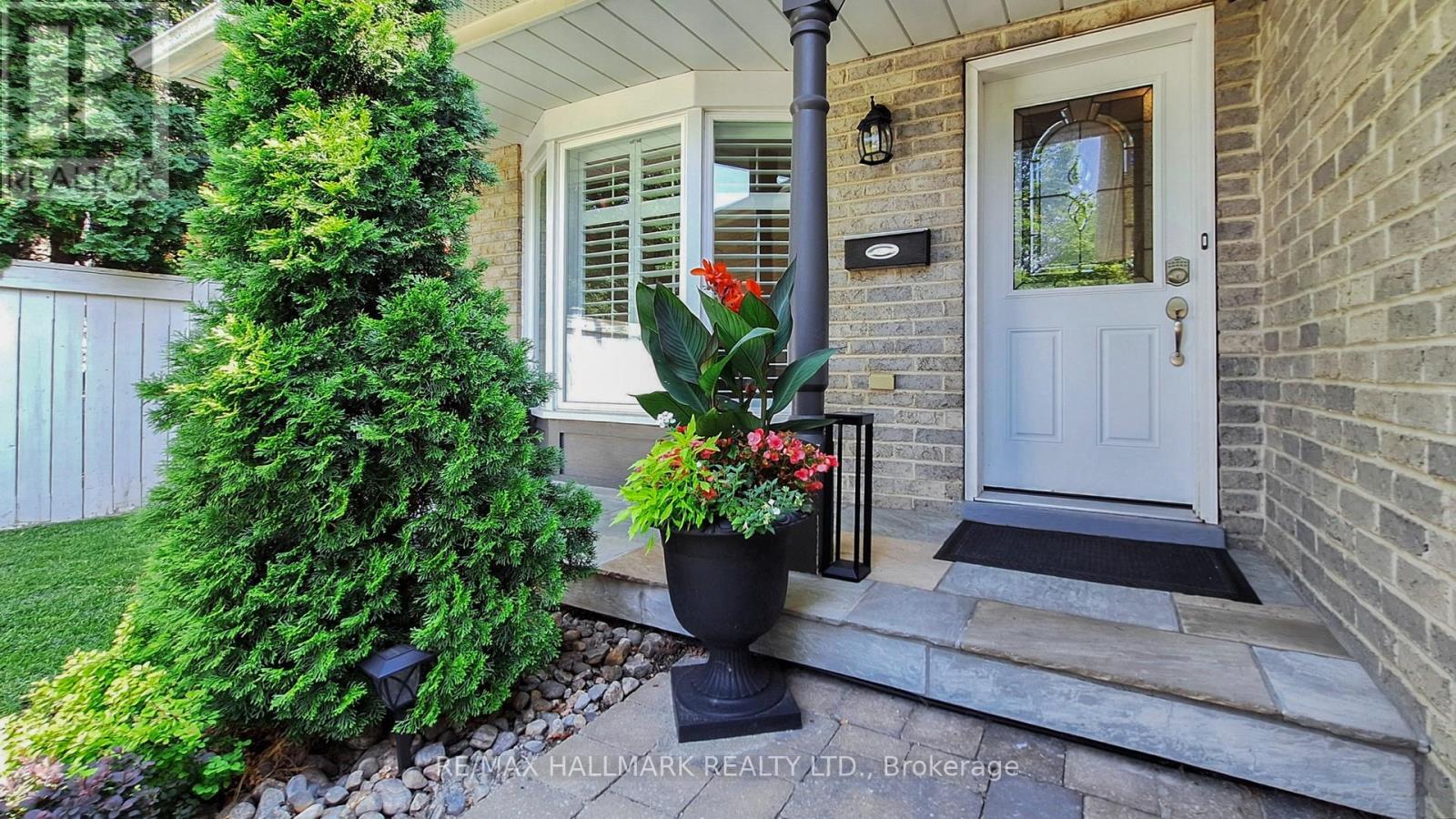 Photo 37 of 37 Hunters Point Drive, Richmond Hill ON