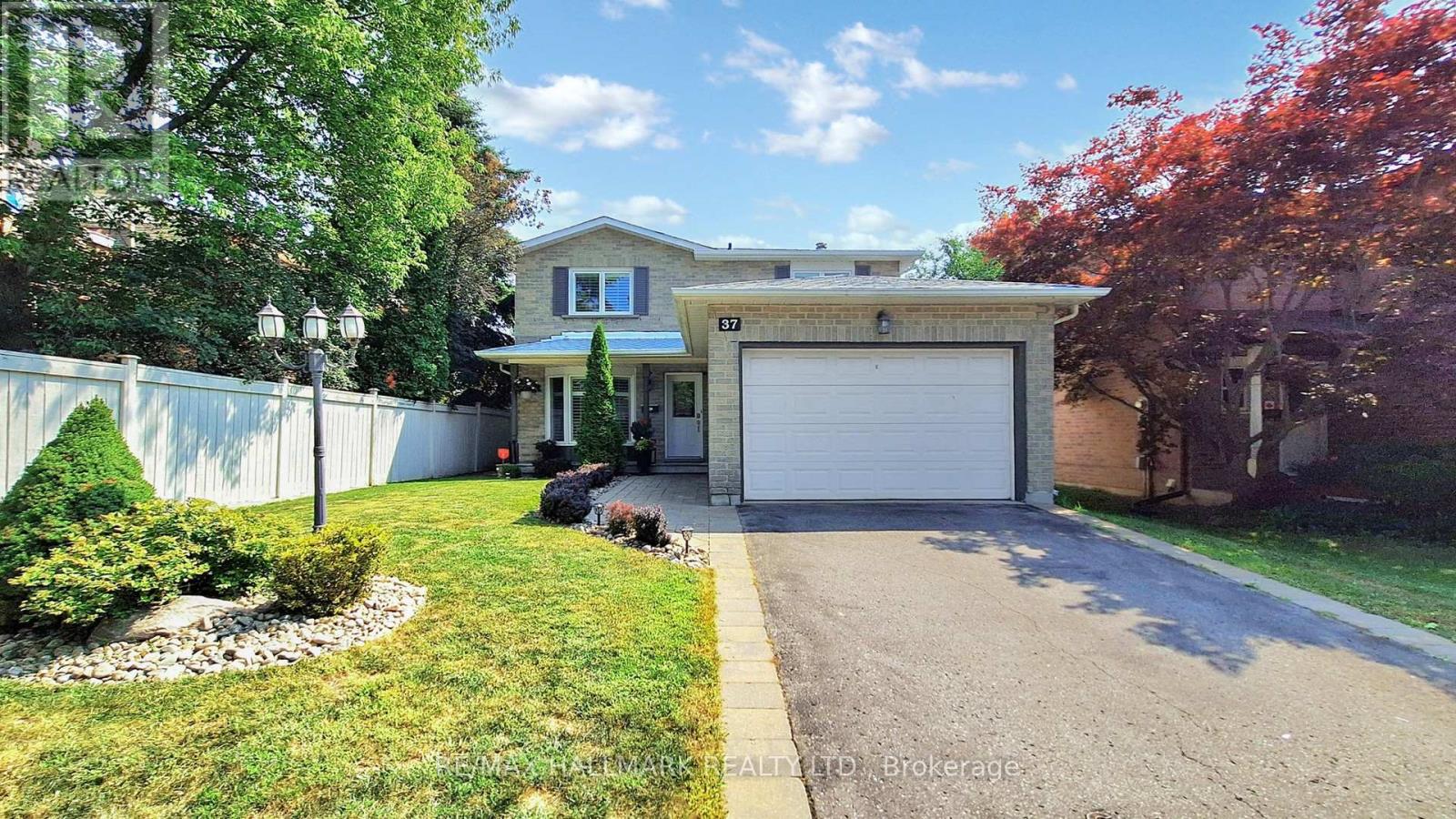 Photo 34 of 37 Hunters Point Drive, Richmond Hill ON