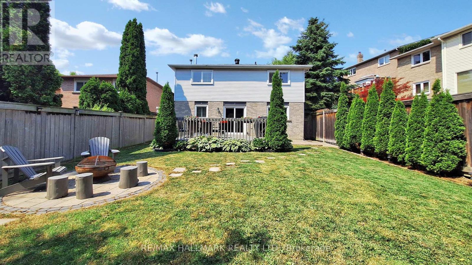 Photo 22 of 37 Hunters Point Drive, Richmond Hill ON