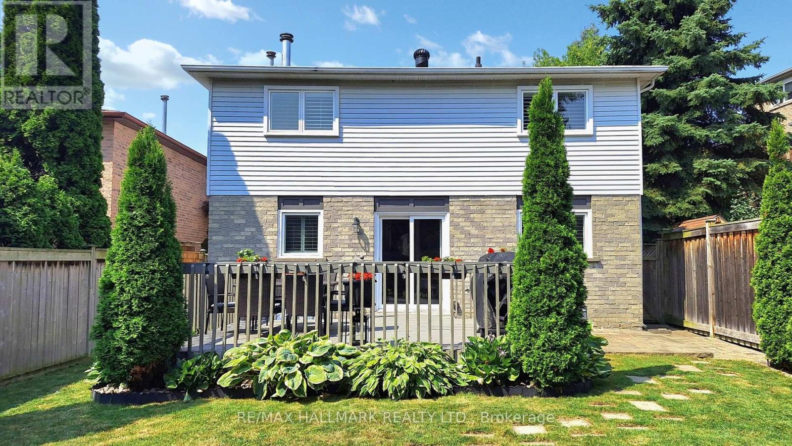 Photo 15 of 37 Hunters Point Drive, Richmond Hill ON