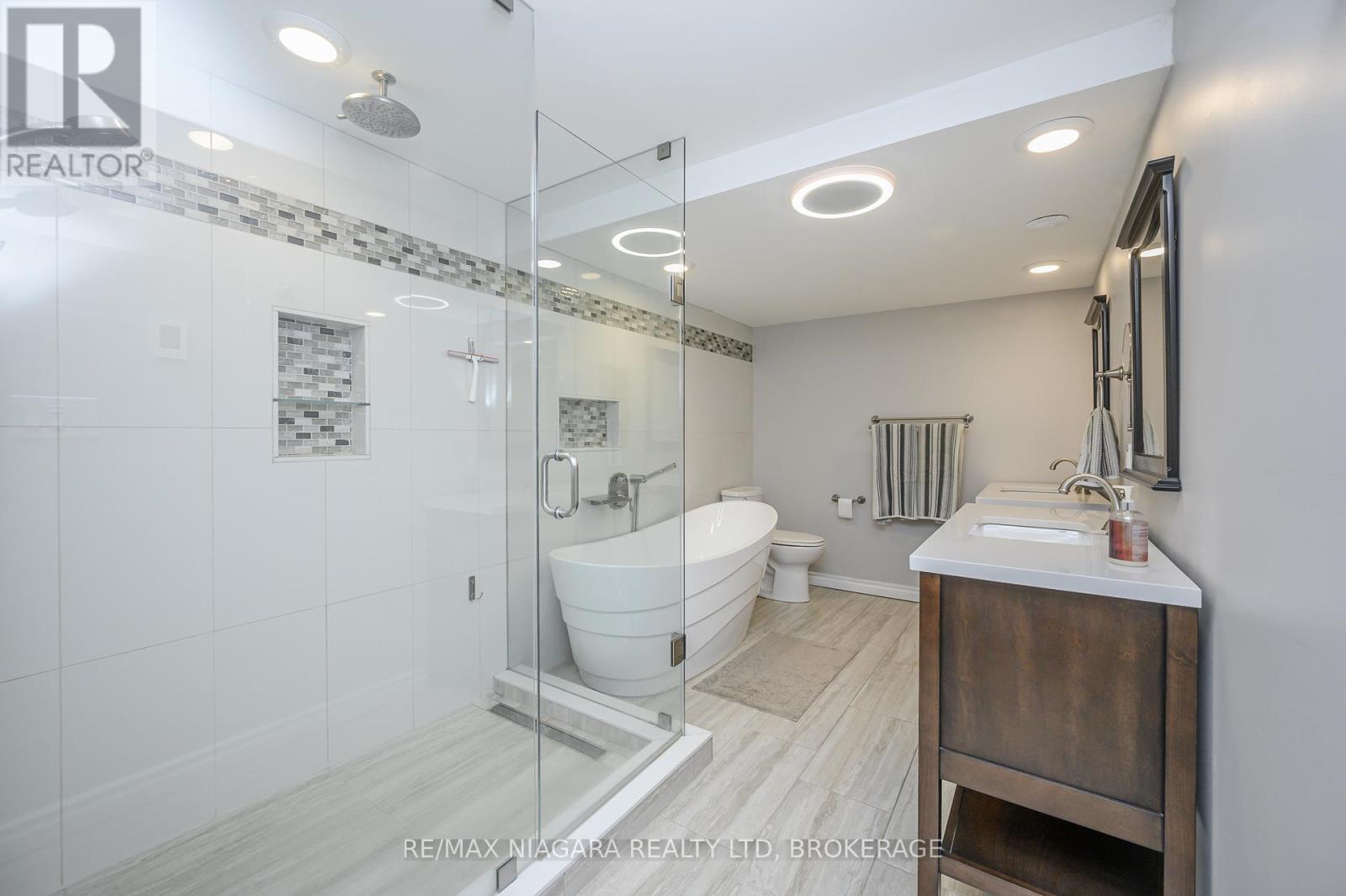 Photo 2 of 7102 Burbank Crescent, Niagara Falls ON