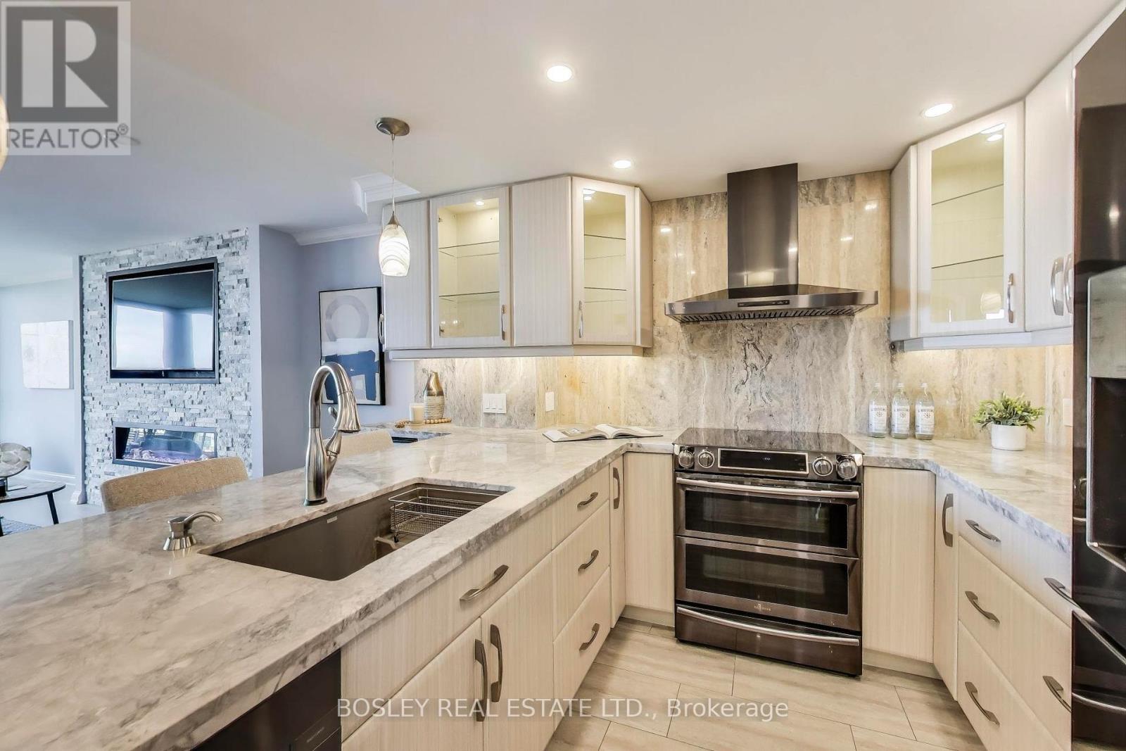 Photo 2 of 926 1880 Valley Farm Road, Pickering ON