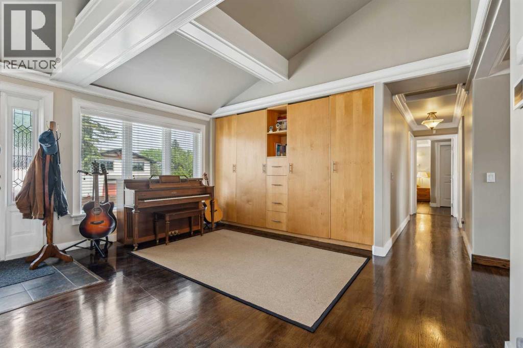 Photo 13 of 25 Manor Road Sw, Calgary AB