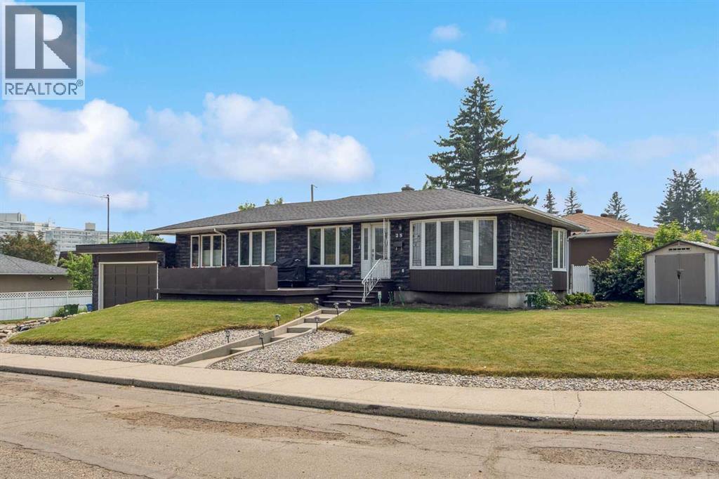 Photo 2 of 25 Manor Road Sw, Calgary AB