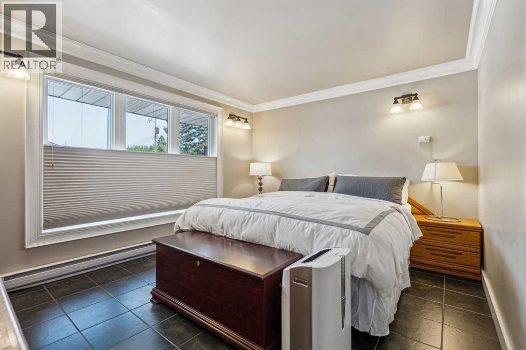 Photo 25 of 25 Manor Road Sw, Calgary AB