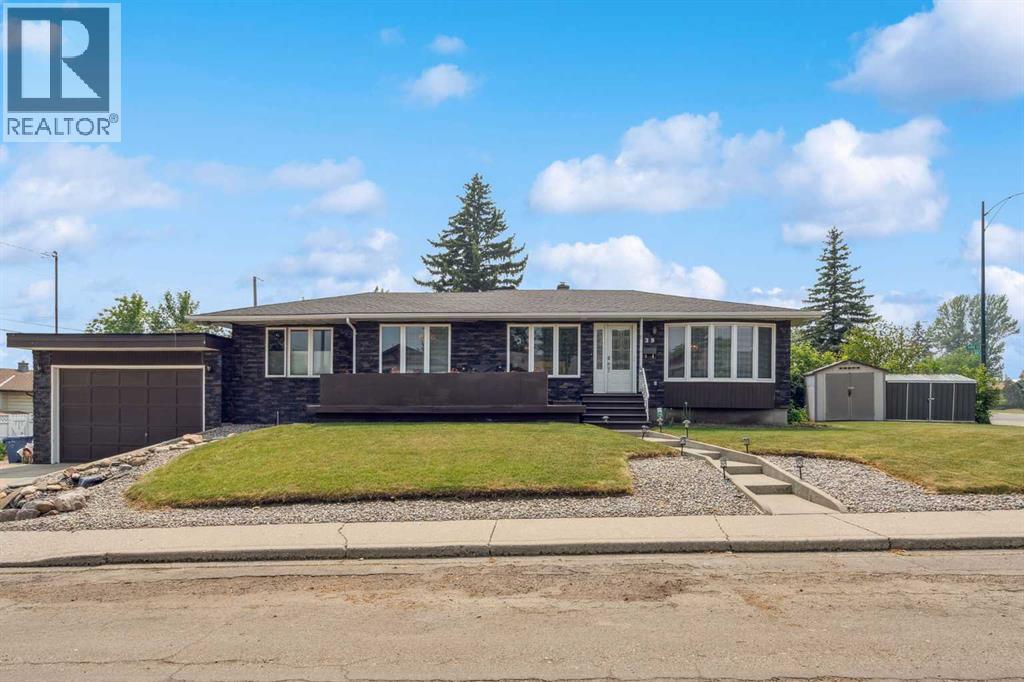 Photo 4 of 25 Manor Road Sw, Calgary AB