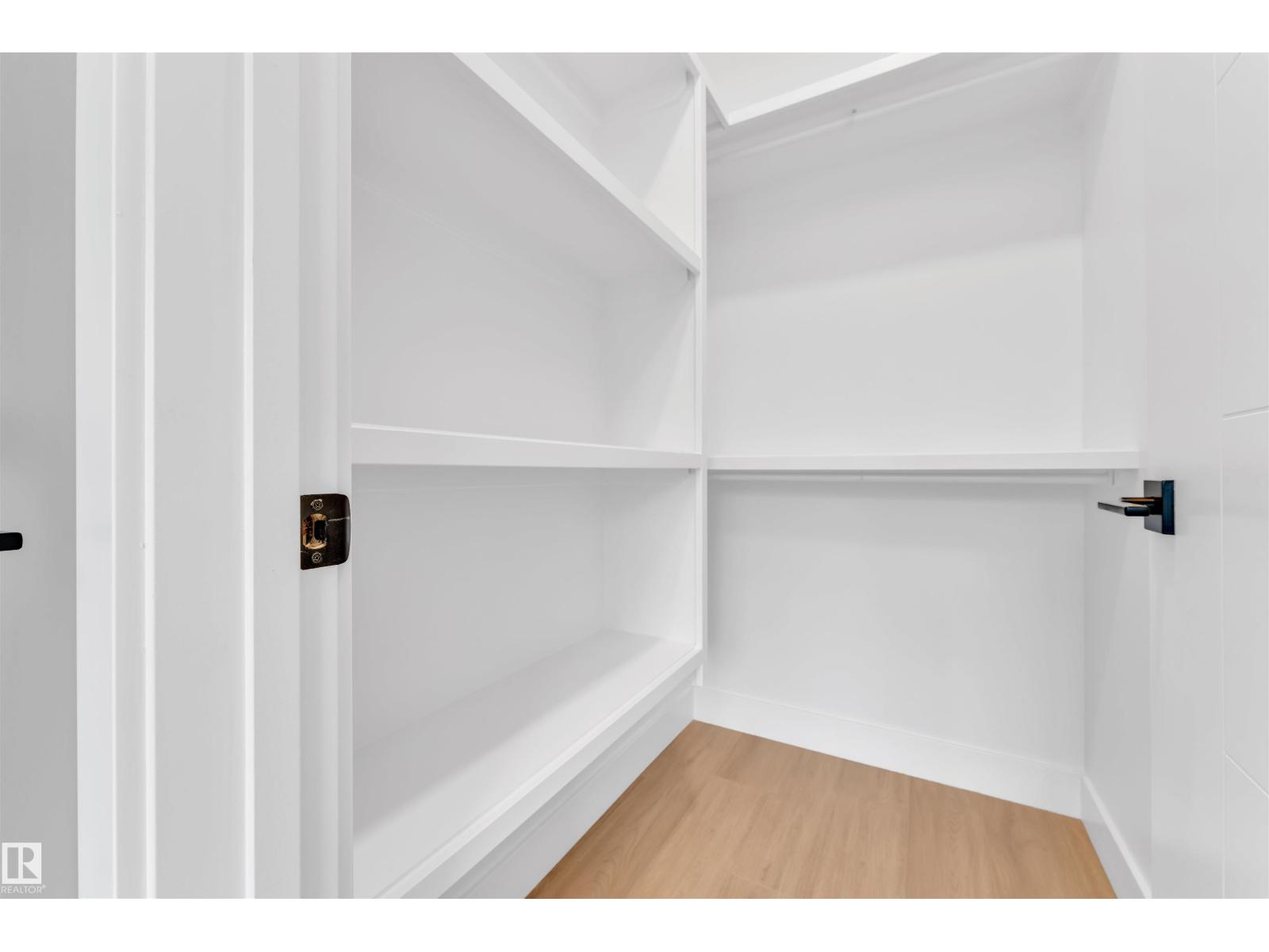 Photo 10 of 6113 Crawford Dr Sw, Edmonton AB