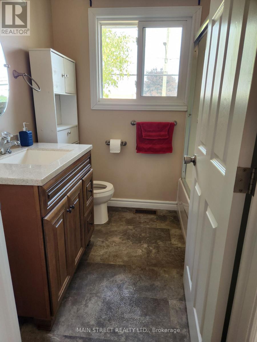Photo 5 of 28 Prince Of Wales Drive, Belleville ON