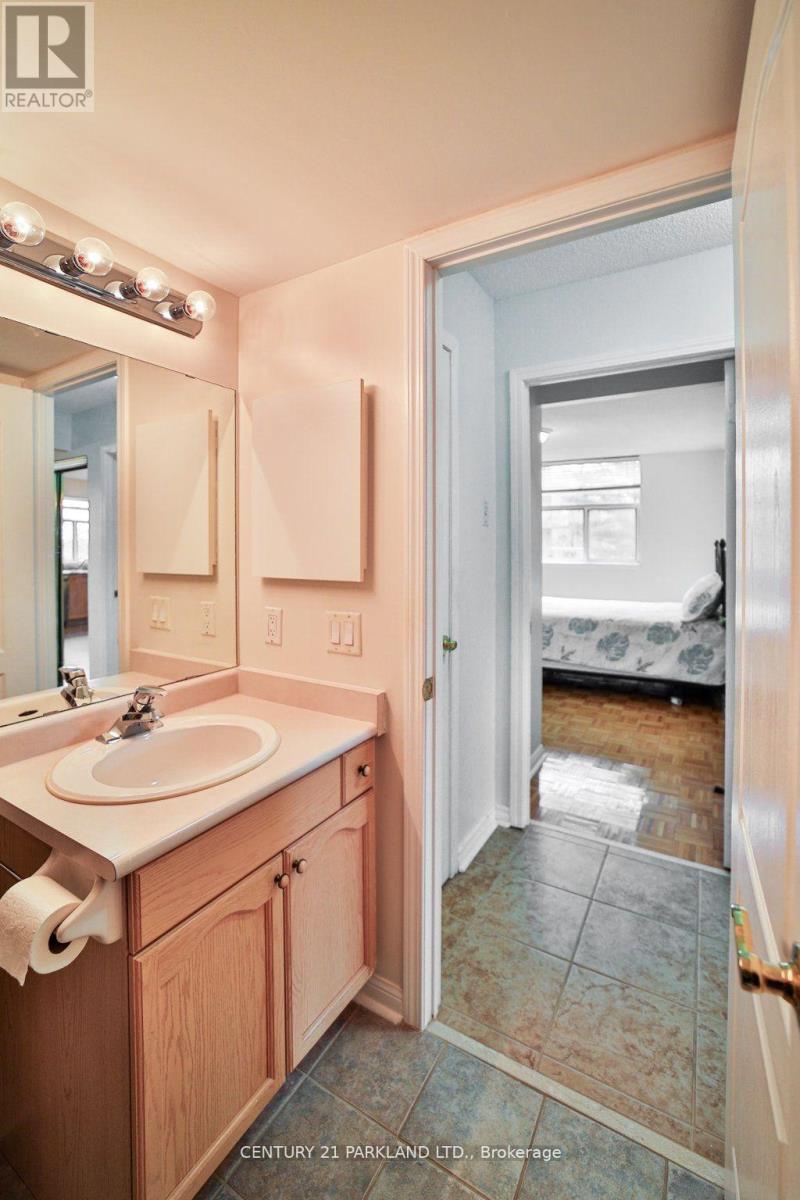 Photo 18 of 202 2506 Rutherford Road, Vaughan ON