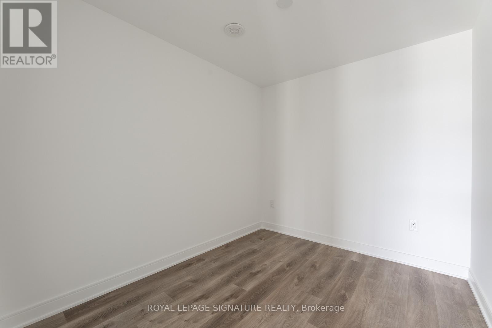 Photo 10 of 913 86 Dundas Street E, Mississauga ON