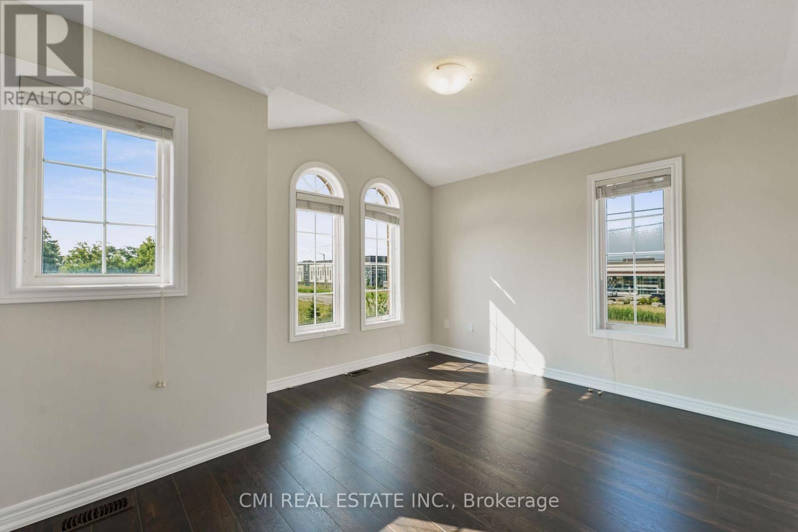 Photo 9 of 40 Spokanne Street N, Brampton ON