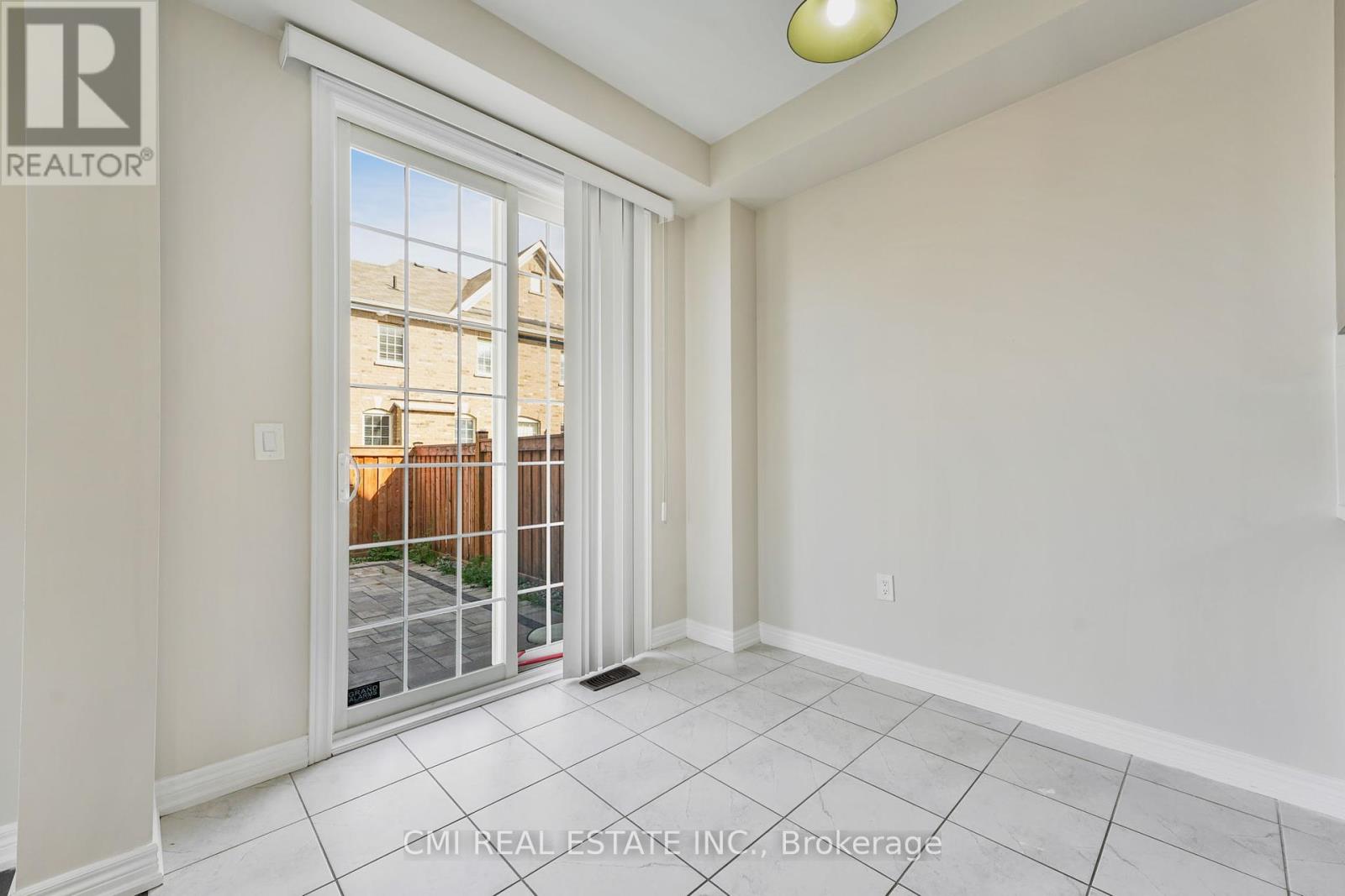 Photo 6 of 40 Spokanne Street N, Brampton ON