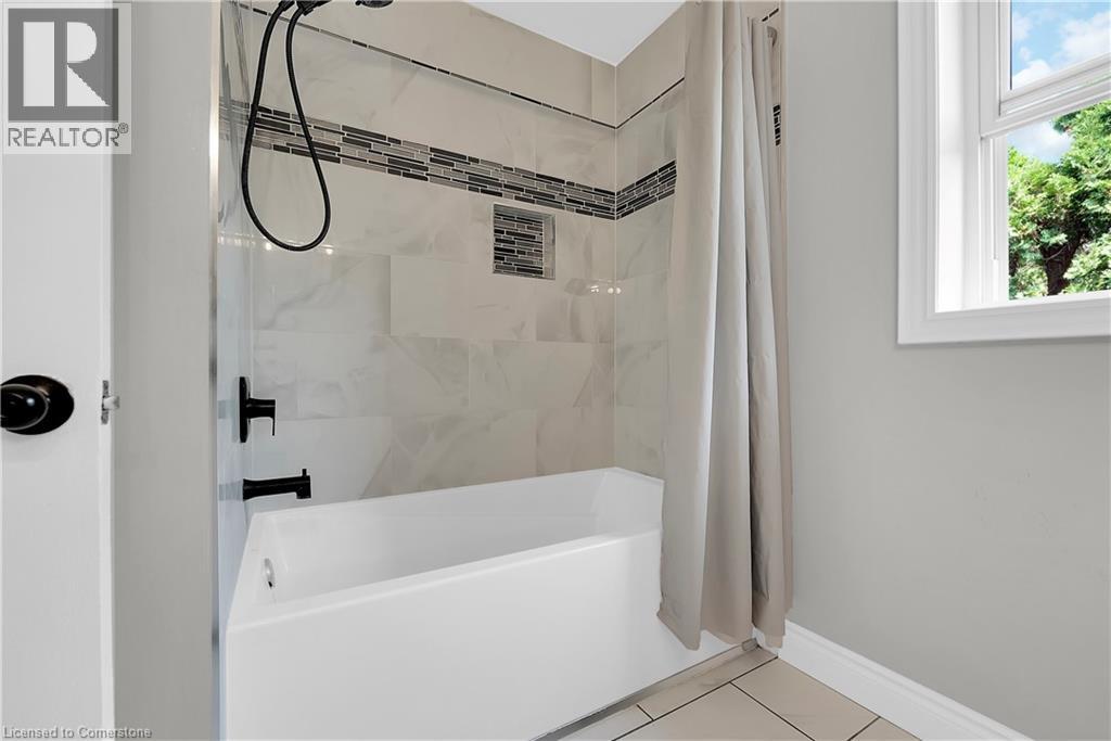 Photo 20 of 429 Elizabeth Street, Grimsby ON