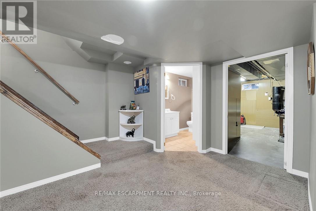 9 GAVIN DRIVE - 32