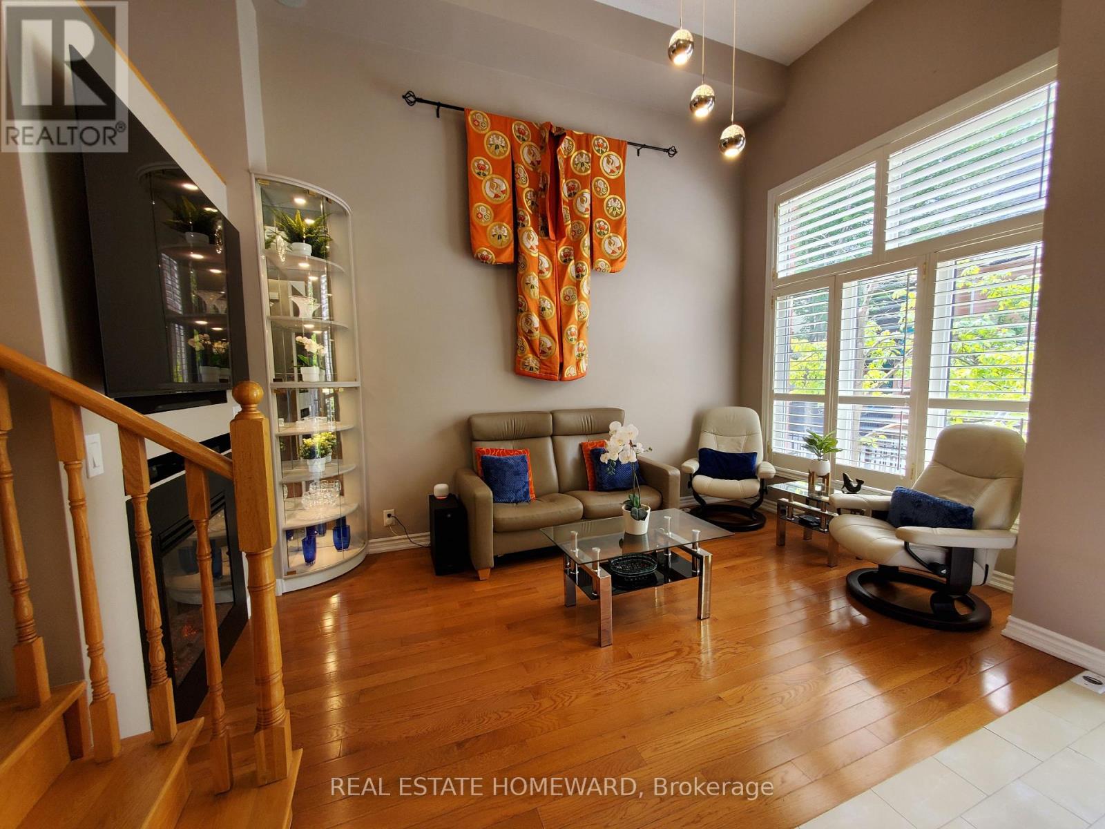 Photo 2 of 257 Milan Street, Toronto ON