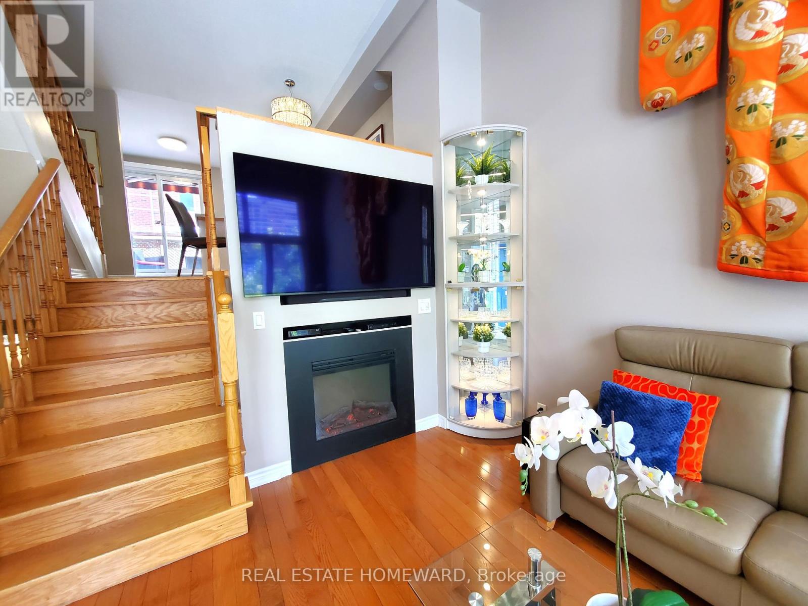 Photo 3 of 257 Milan Street, Toronto ON