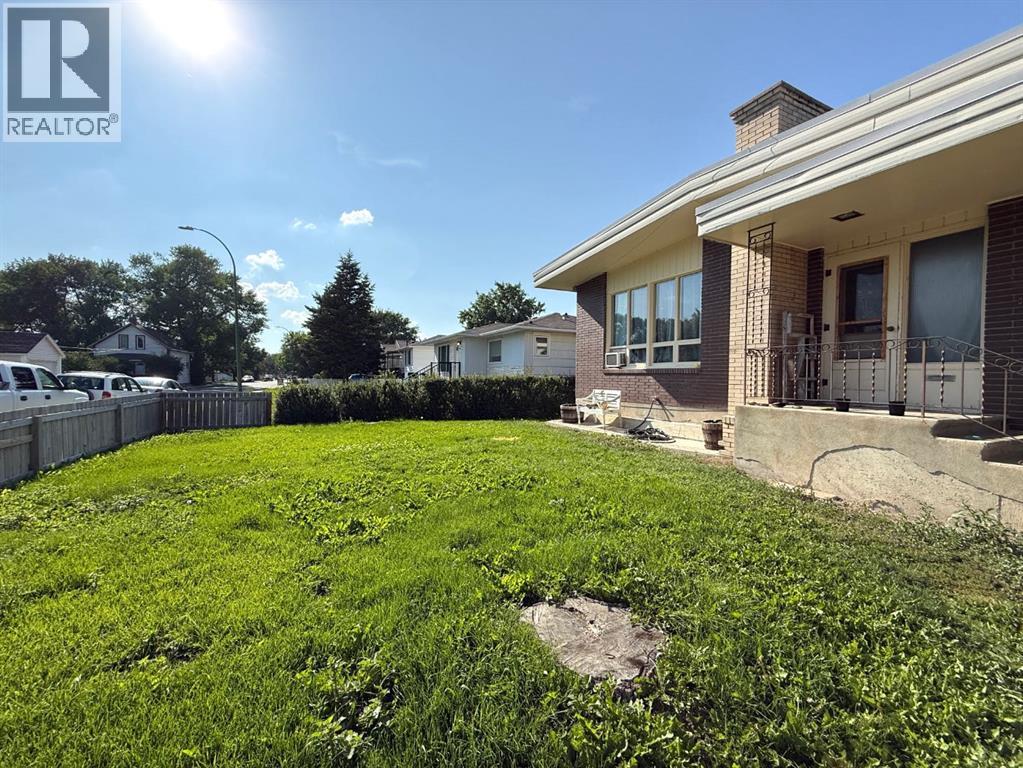 Photo 3 of 1505 6 A Avenue N, Lethbridge AB