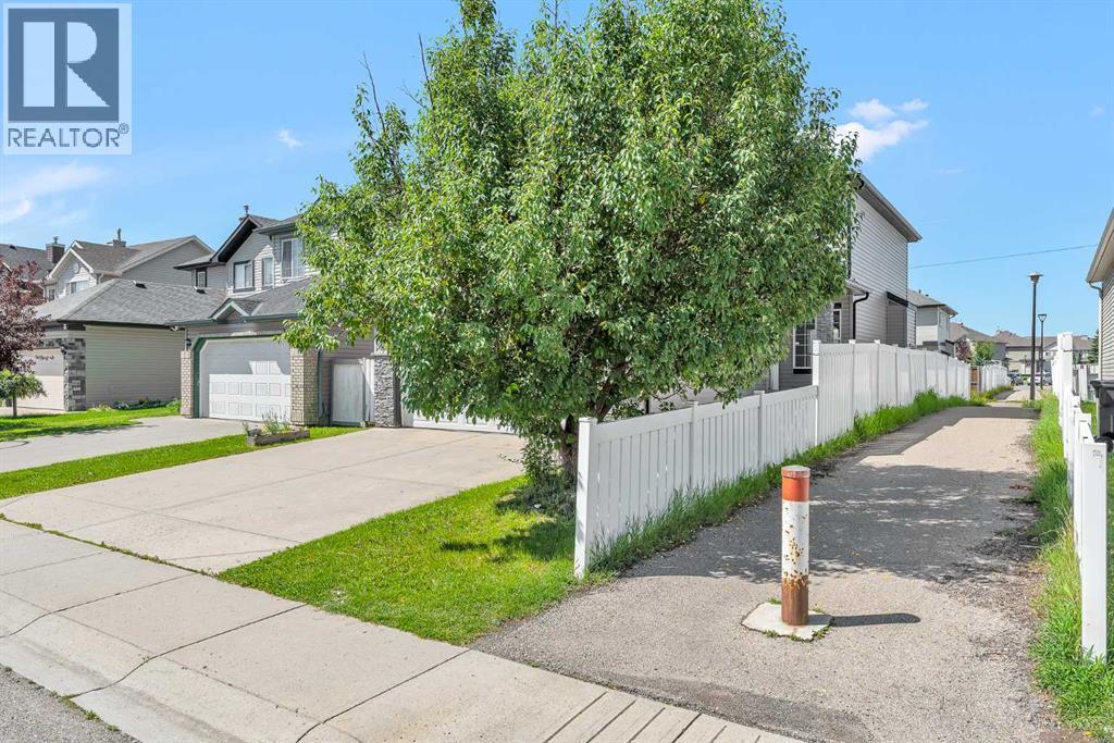 Photo 2 of 35 Saddlehorn Crescent Ne, Calgary AB