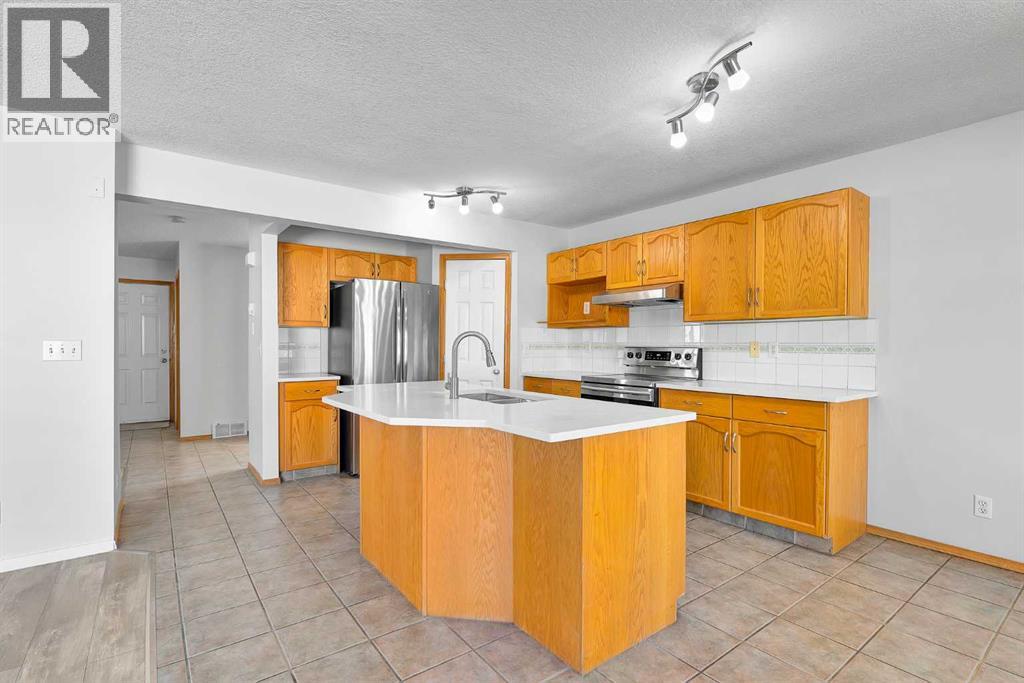 Photo 15 of 35 Saddlehorn Crescent Ne, Calgary AB
