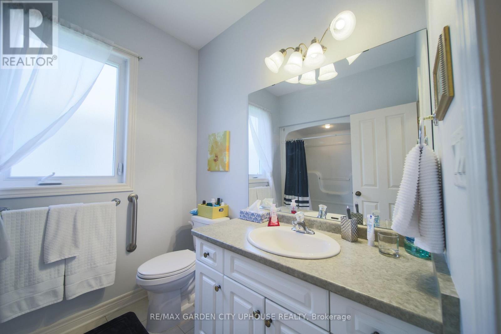 Photo 22 of 132 Loretta Drive, Niagaraonthelake ON
