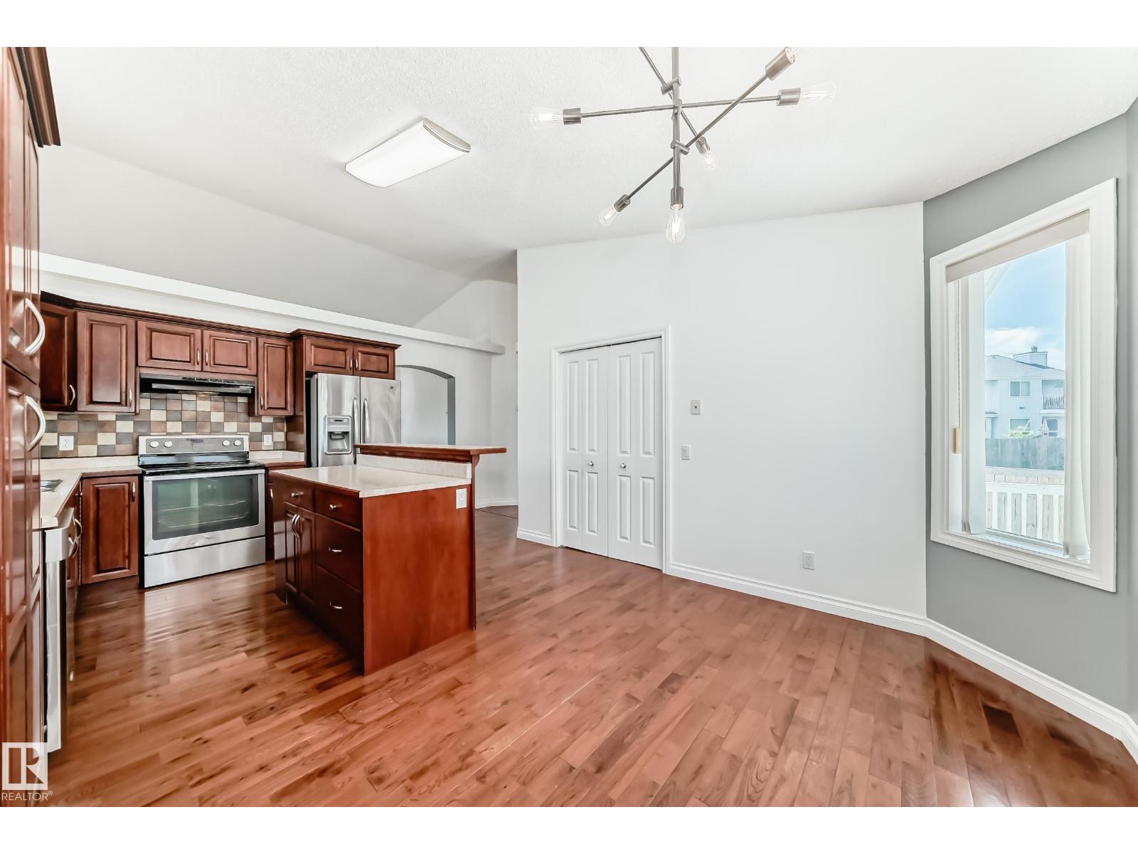 Photo 9 of 3832 41 St Nw, Edmonton AB