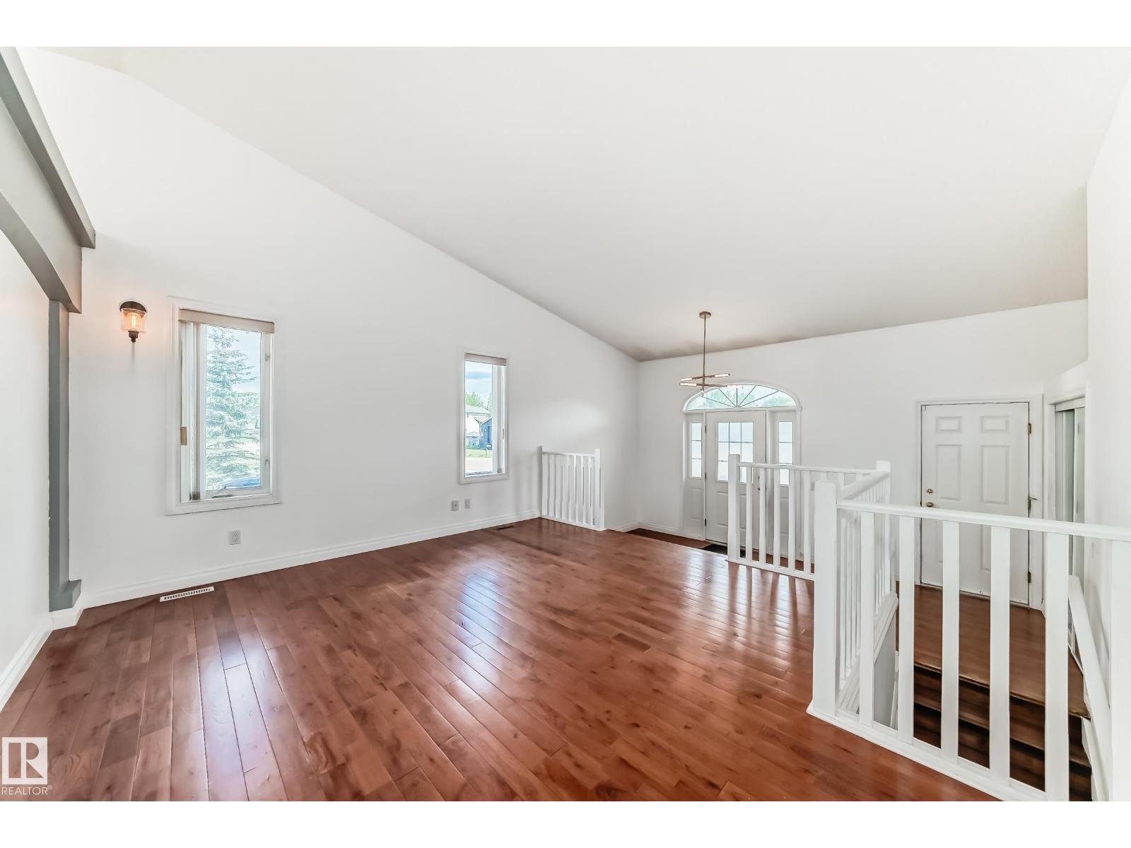 Photo 11 of 3832 41 St Nw, Edmonton AB