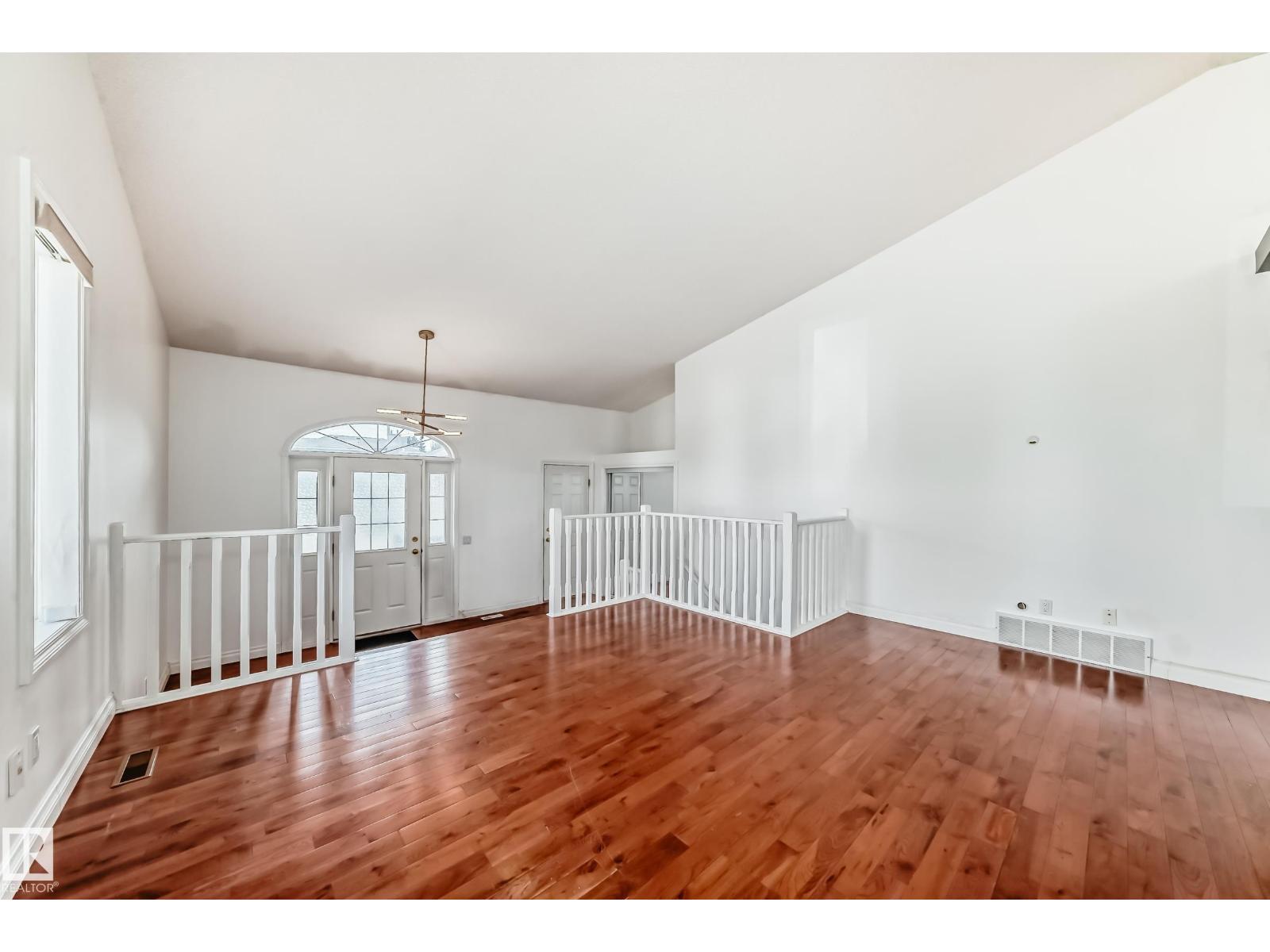 Photo 13 of 3832 41 St Nw, Edmonton AB