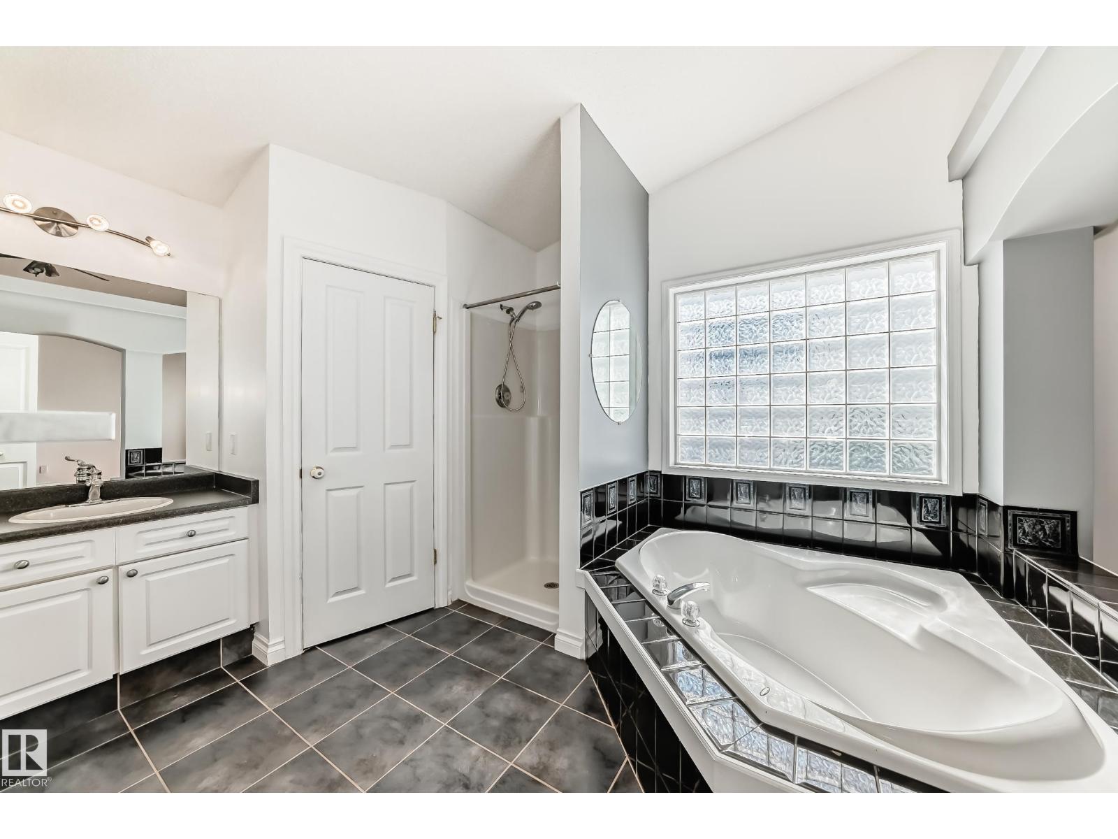 Photo 20 of 3832 41 St Nw, Edmonton AB