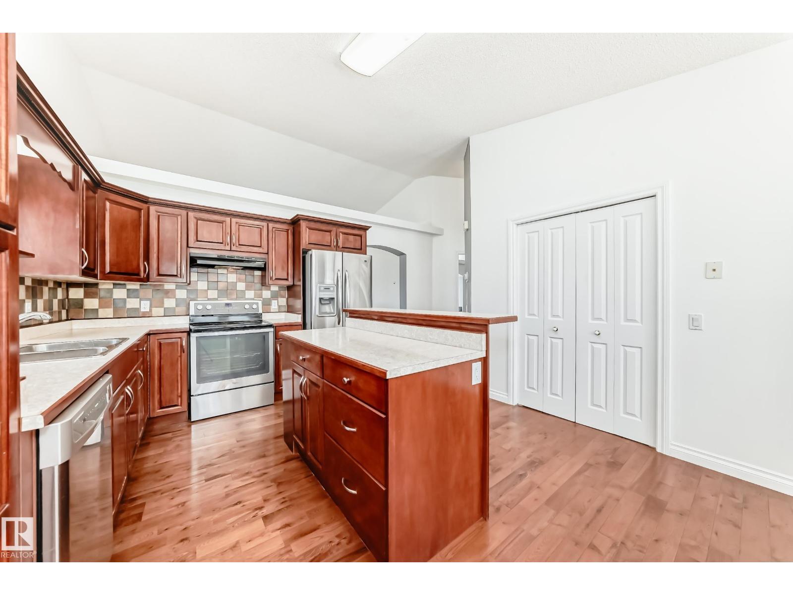 Photo 6 of 3832 41 St Nw, Edmonton AB