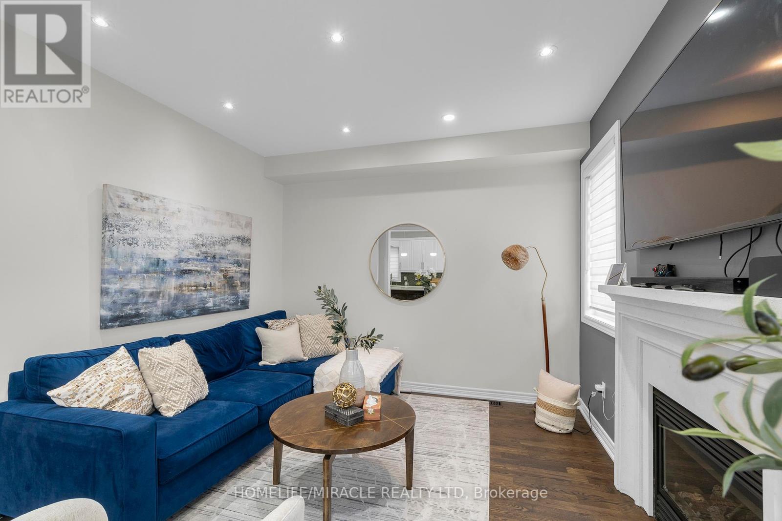 Photo 2 of 10 Dormington Crescent, Brampton ON