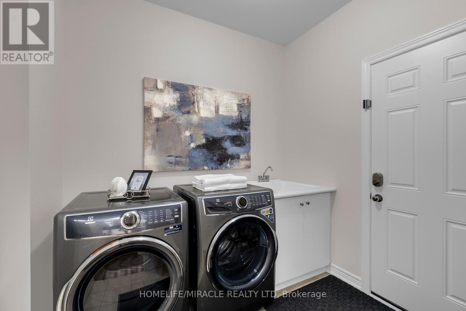 Photo 13 of 10 Dormington Crescent, Brampton ON