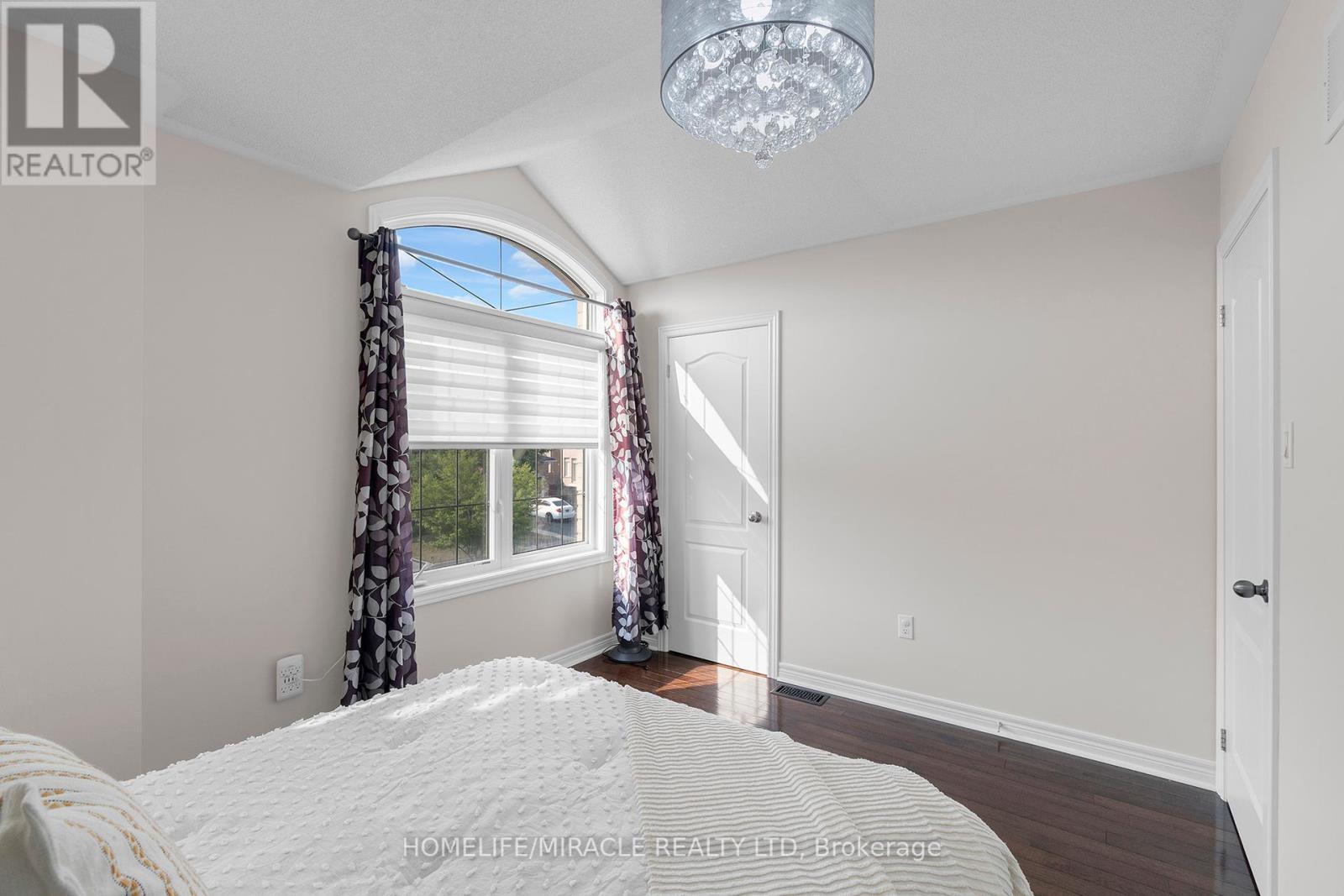 Photo 3 of 10 Dormington Crescent, Brampton ON