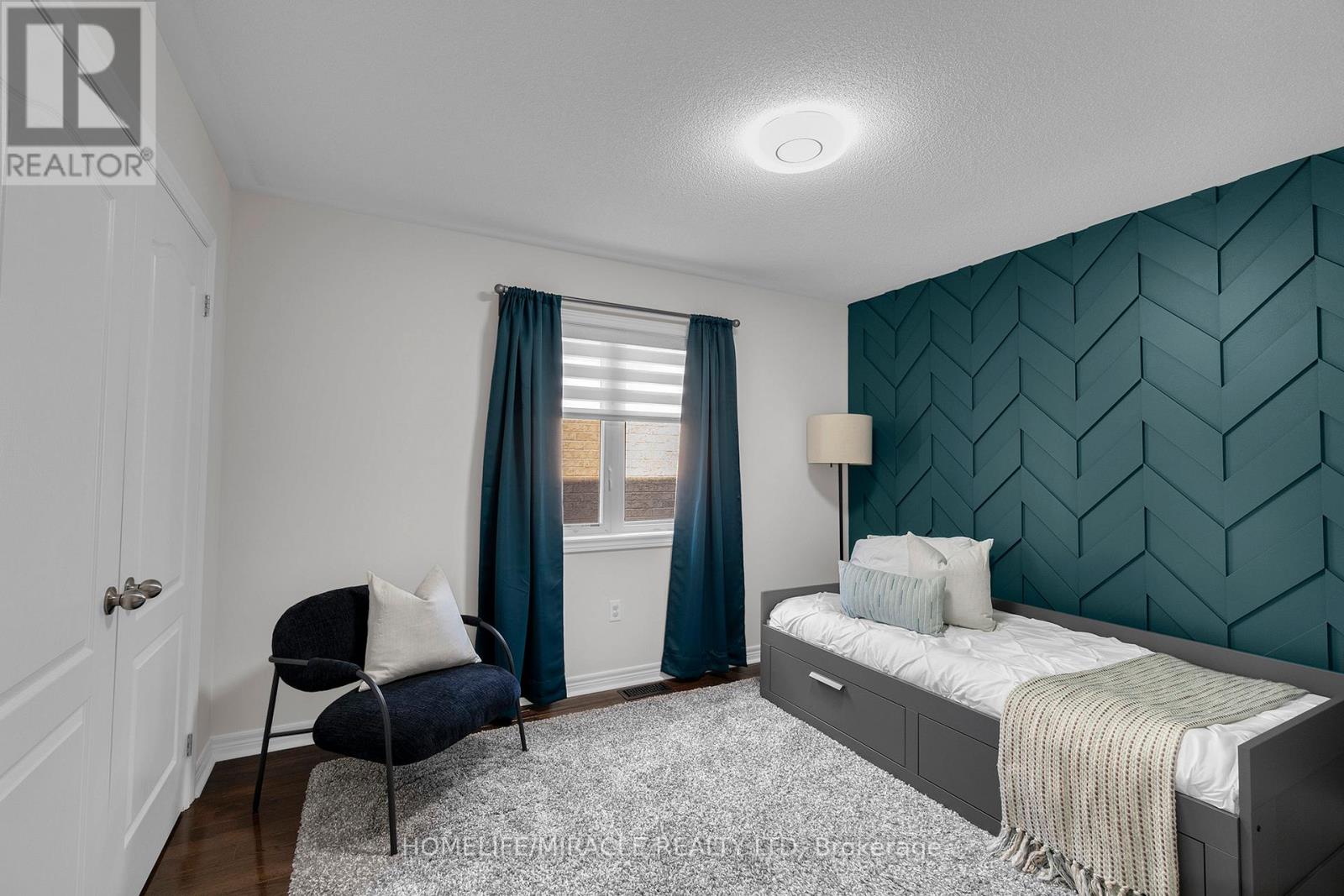 Photo 4 of 10 Dormington Crescent, Brampton ON