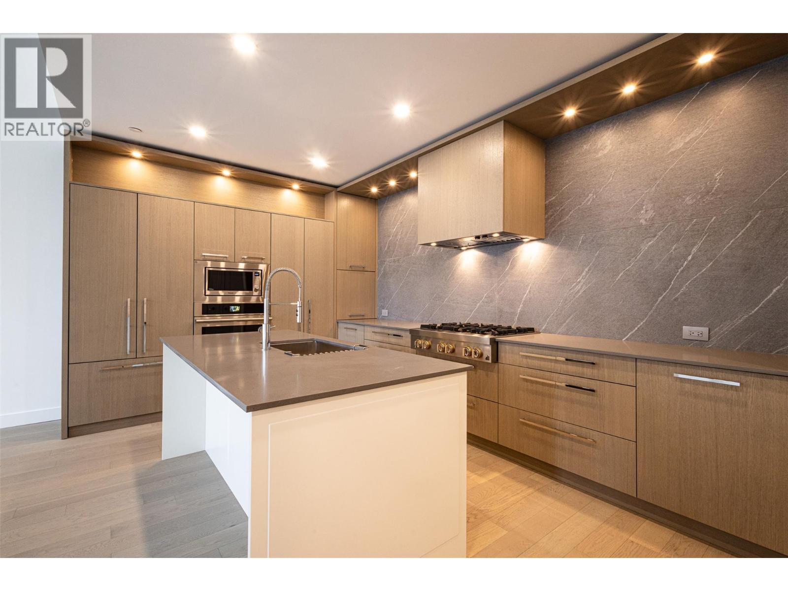 312 3389 LAKESHORE Road, Kelowna