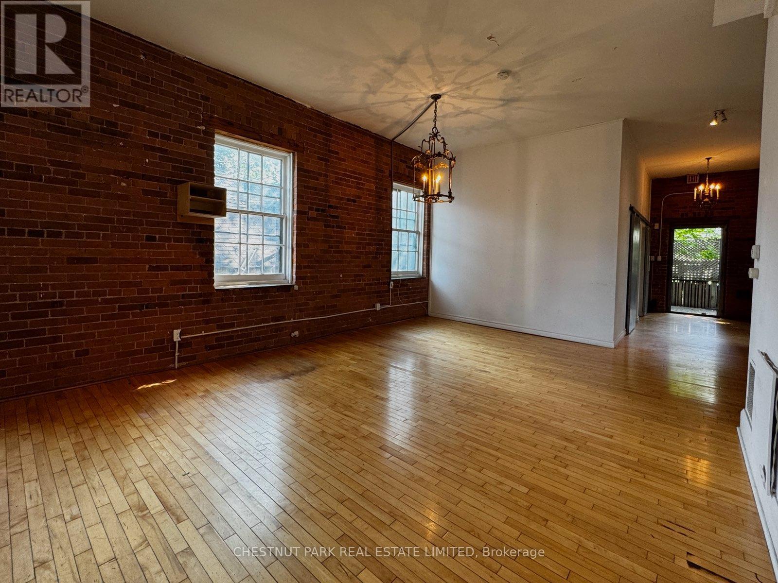 Photo 4 of 156 Sussex Mews, Toronto ON