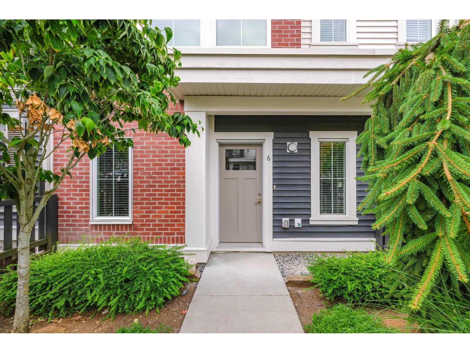 Photo 4 of 6 8371 202 B Street, Langley BC
