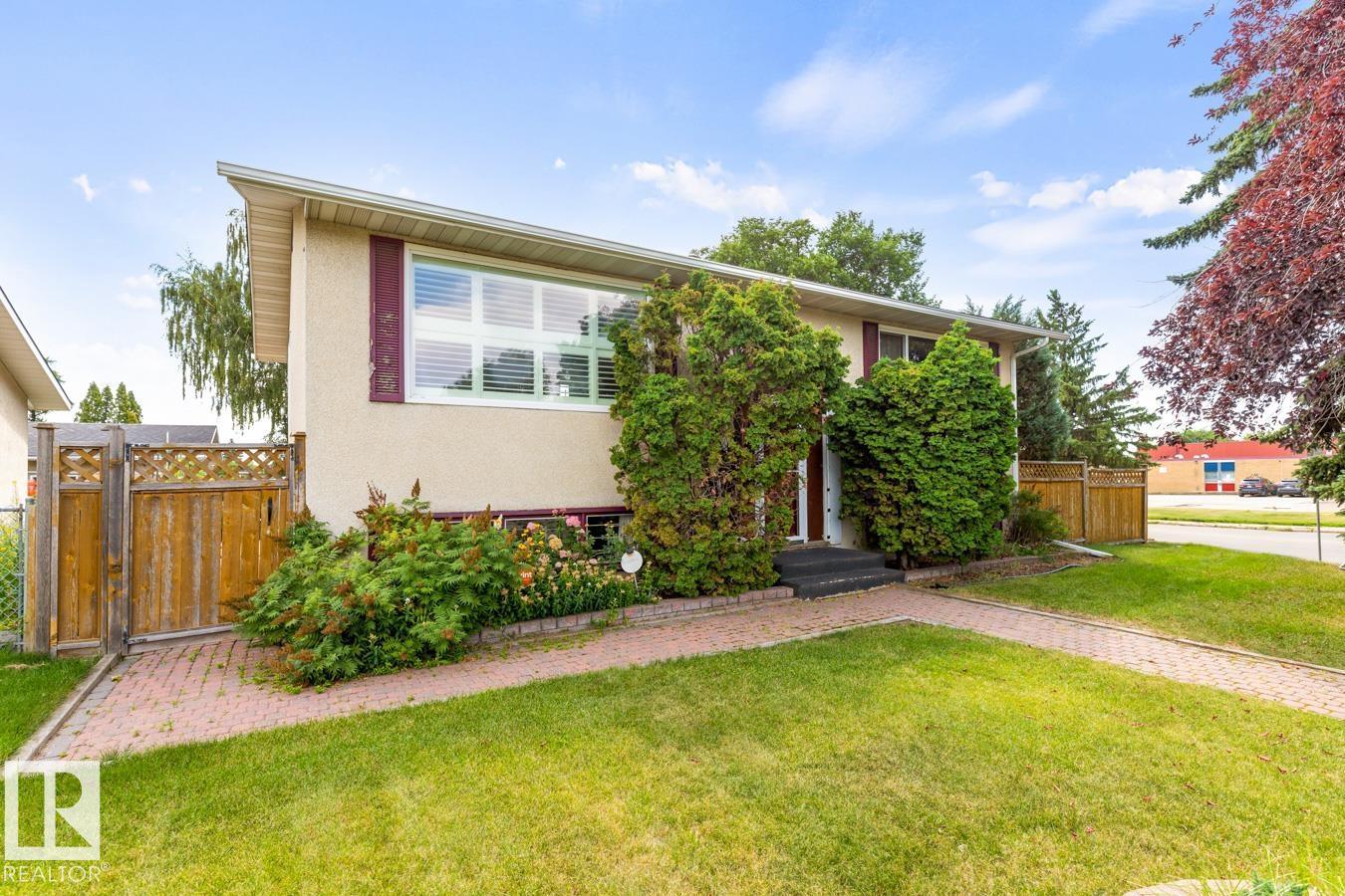 Photo 4 of 11103 34 St Nw, Edmonton AB