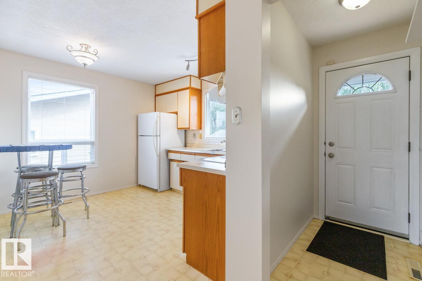 Photo 11 of 11103 34 St Nw, Edmonton AB