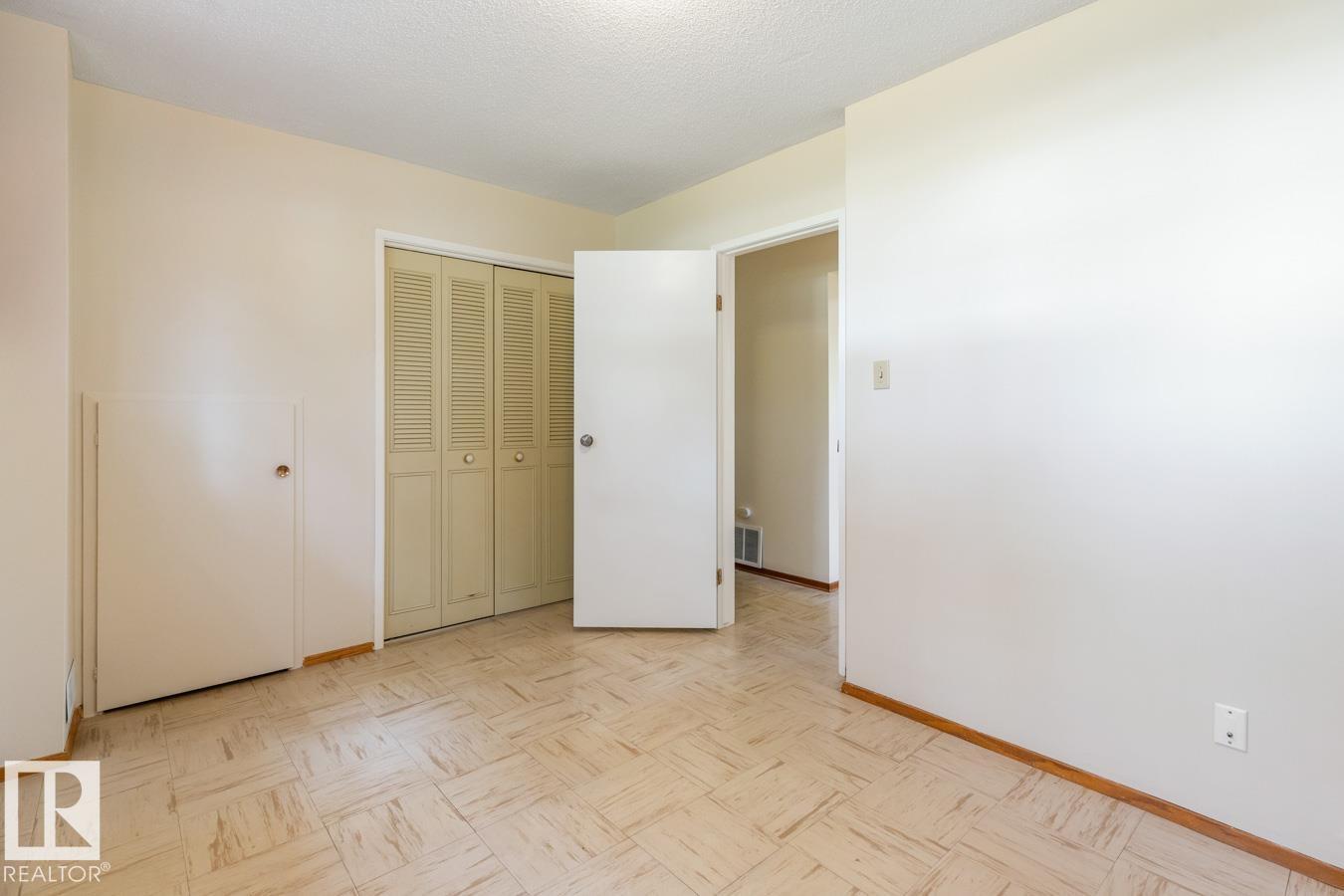 Photo 1 of 11103 34 St Nw, Edmonton AB