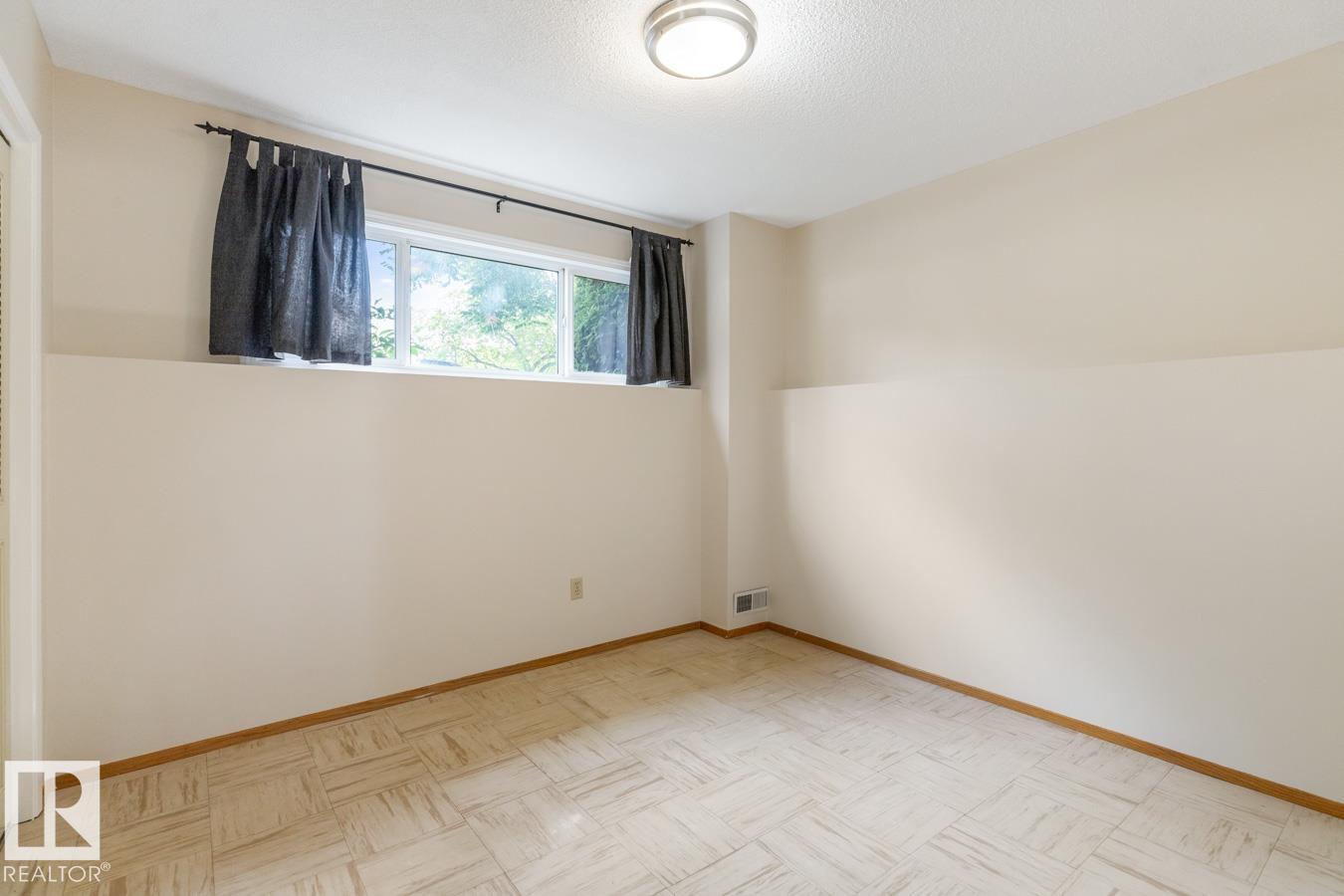 Photo 13 of 11103 34 St Nw, Edmonton AB